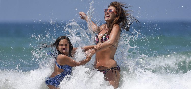 Paula Echevarría con su hija Daniella Bustamante durante unas vacaciones en Cádiz