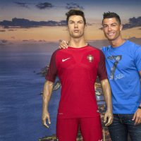 Cristiano Ronaldo posa con su réplica en el Museo de Cera de Funchal