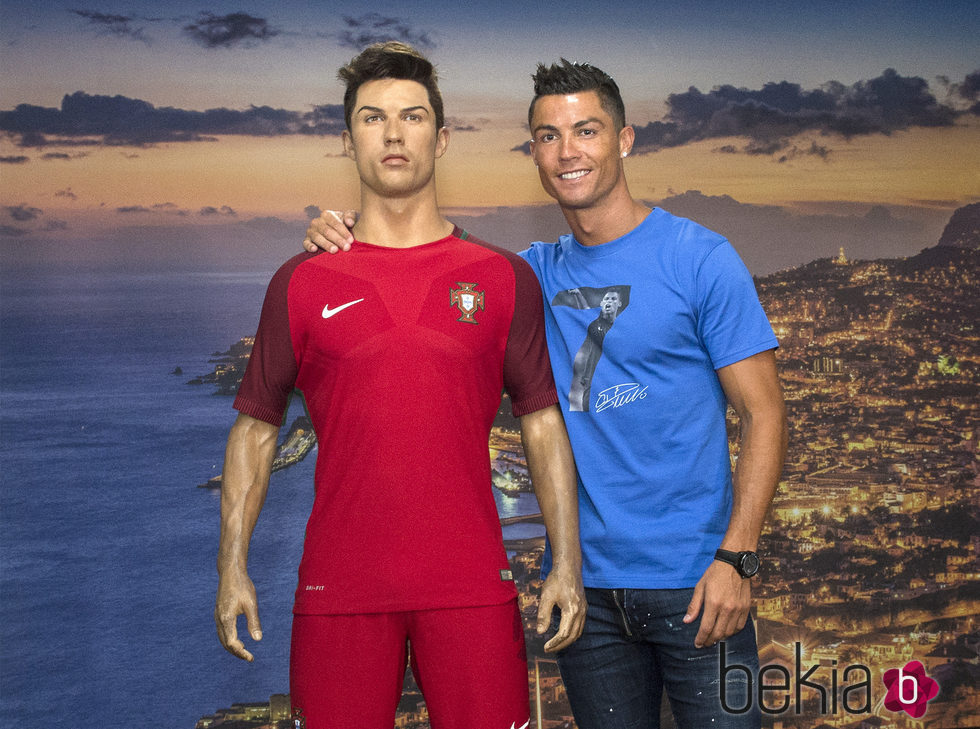 Cristiano Ronaldo posa con su réplica en el Museo de Cera de Funchal