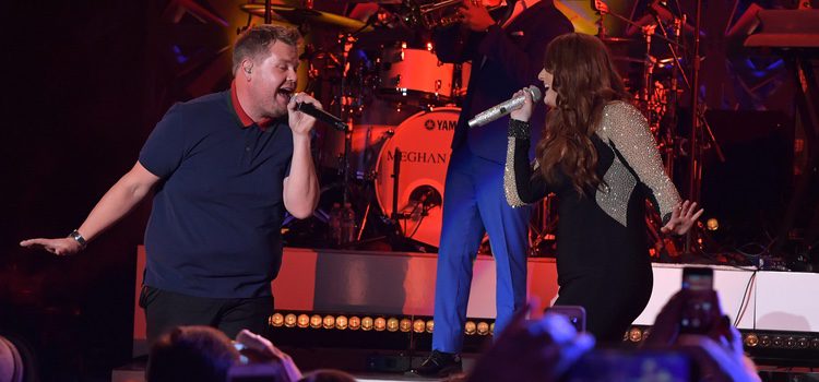 Meghan Trainor y James Corden cantando en Los Ángeles