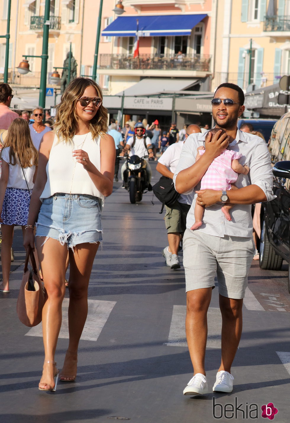 Chrissy Teigen y John Legend por las calles de Saint-Tropez con su hija Luna