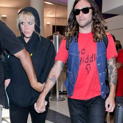 Kesha y Brad Ashenfelter en el aeropuerto de Los Ángeles