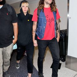 Kesha y Brad Ashenfelter en el aeropuerto LAX