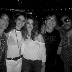 Javier Bardem, Penélope Cruz y Goya Toledo en el concierto de Lenny Kravitz en Nueva York