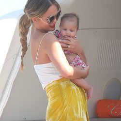 Chrissy Teigen junto a su hija Luna en un yate de Saint-Tropez