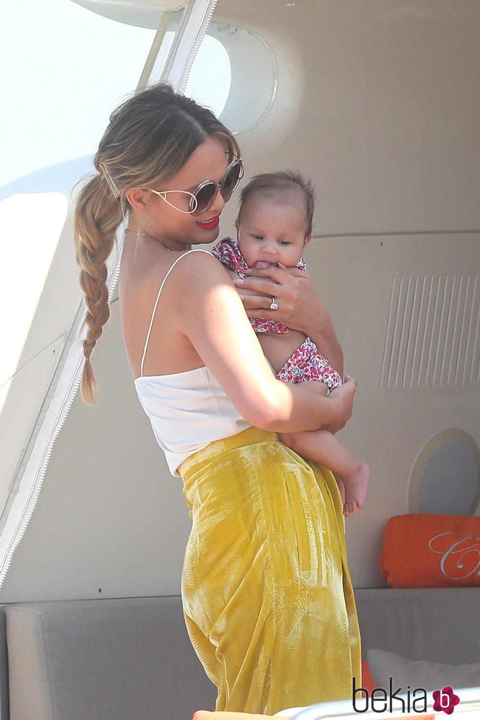 Chrissy Teigen junto a su hija Luna en un yate de Saint-Tropez