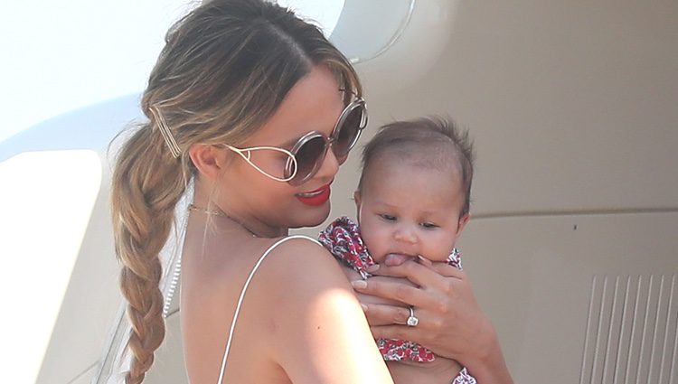 Chrissy Teigen junto a su hija Luna en un yate de Saint-Tropez