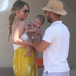 Chrissy Teigen y John Legend junto a su hija Luna en un yate de Saint-Tropez