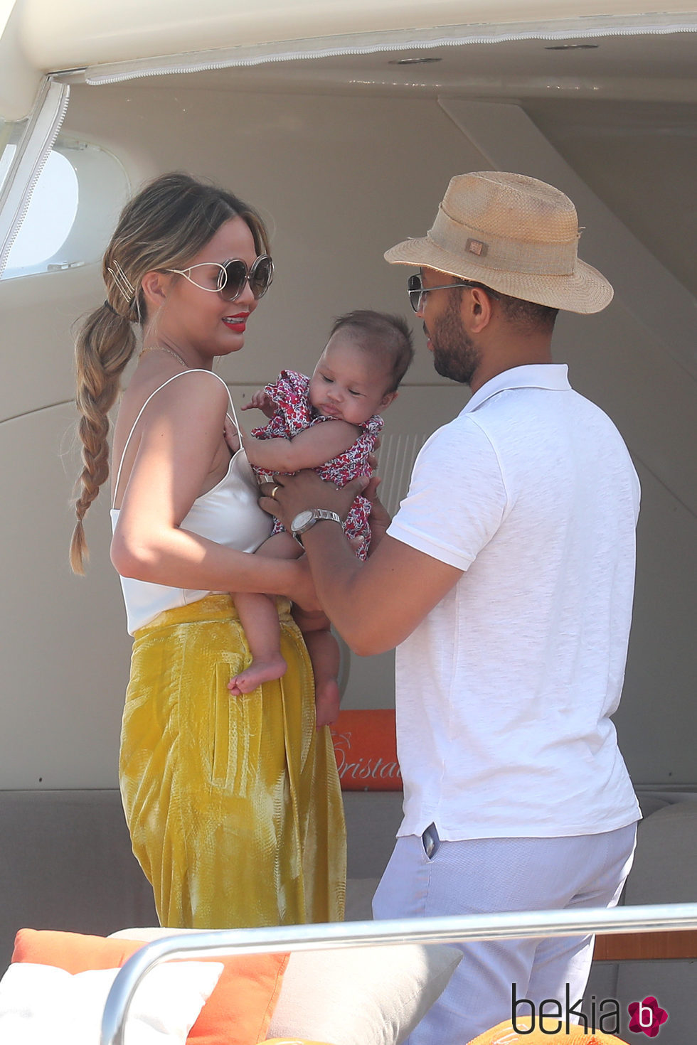 Chrissy Teigen y John Legend junto a su hija Luna en un yate de Saint-Tropez