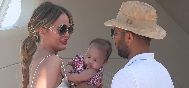 Chrissy Teigen y John Legend junto a su hija Luna en un yate de Saint-Tropez