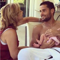 Mario Suárez disfrutando de un tierno momento junto a su hija y su madre