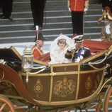 El Príncipe Carlos y Lady Di recorren Londres en un carruaje el día de su boda