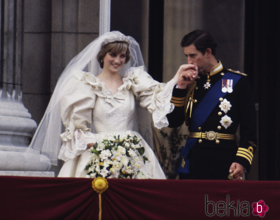 Carlos de Inglaterra besa la mano de Lady Di en su boda