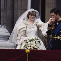 Carlos de Inglaterra besa la mano de Lady Di en su boda