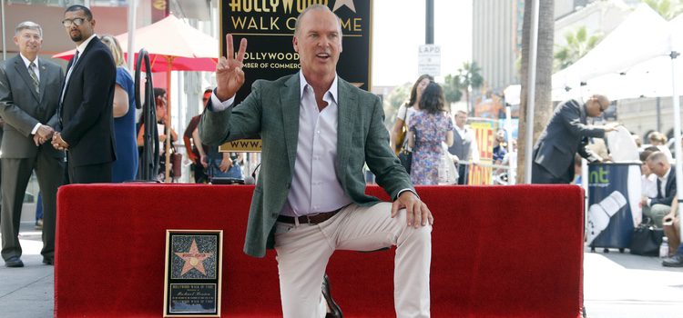 Michael Keaton con su estrella en el Paseo de la Fama