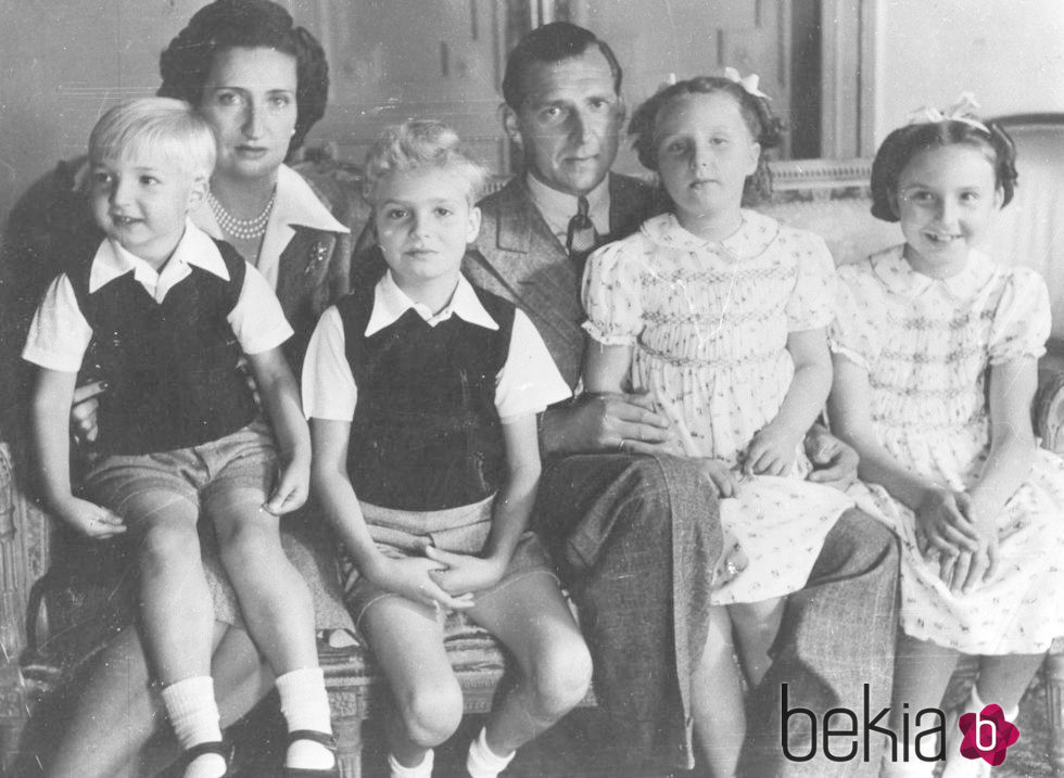 Los Condes de Barcelona con sus hijos Pilar, Juan Carlos, Alfonso y Margarita