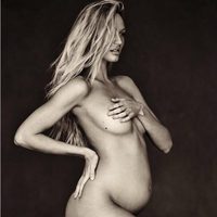 Candice Swanepoel luciendo su barriguita