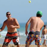 Toño Sanchís jugando a las palas con un amigo en Cádiz