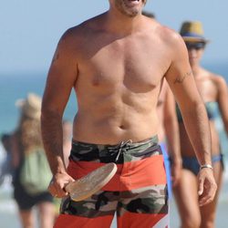 Toño Sanchís luciendo nuevo look y cuerpazo en las playas de Cádiz