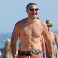 Toño Sanchís luciendo nuevo look y cuerpazo en las playas de Cádiz