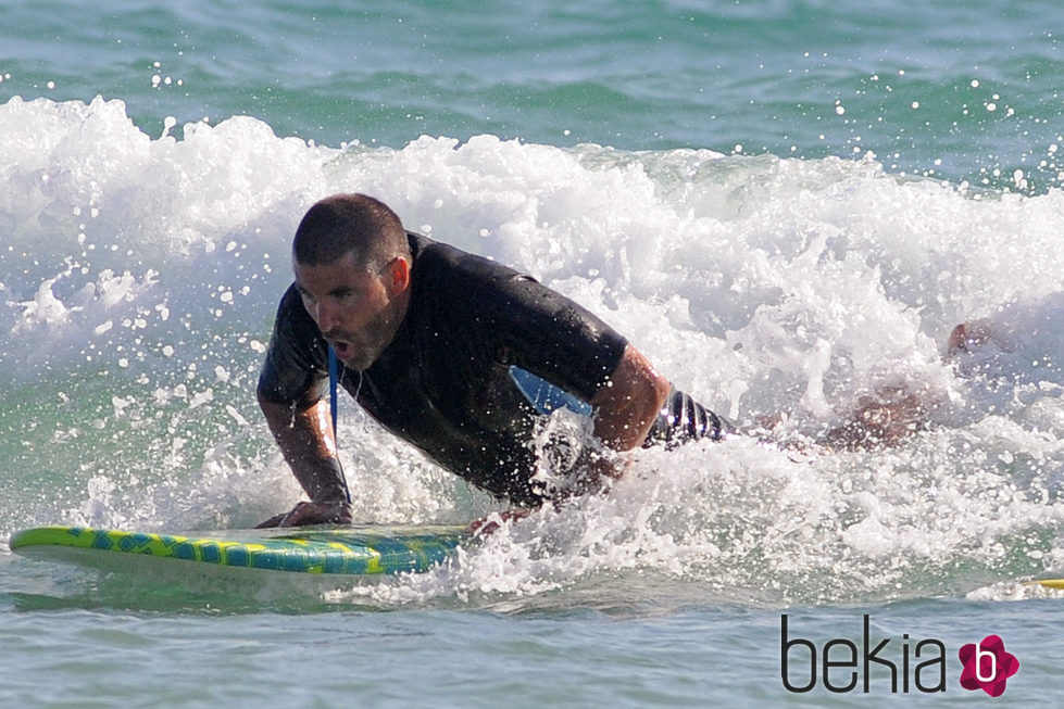 Toño Sanchís practicando surf en Cádiz