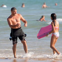 Toño Sanchís y su hija en la playa de Cádiz