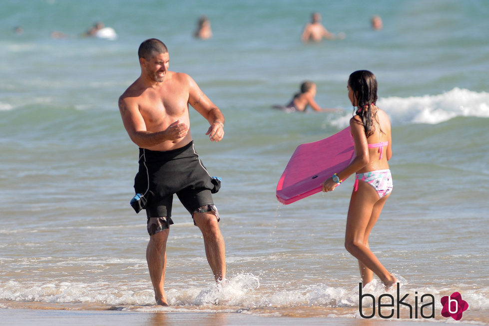 Toño Sanchís y su hija en la playa de Cádiz