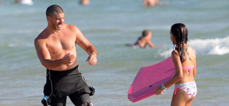 Toño Sanchís y su hija en la playa de Cádiz