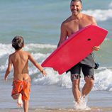 Toño Sanchís a la orilla del mar en las playas de Cádiz