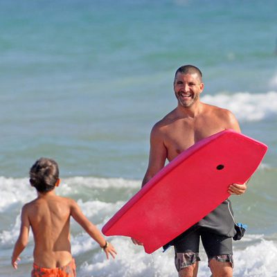 Toño Sanchís disfruta de sus vacaciones en familia en las playas de Cádiz