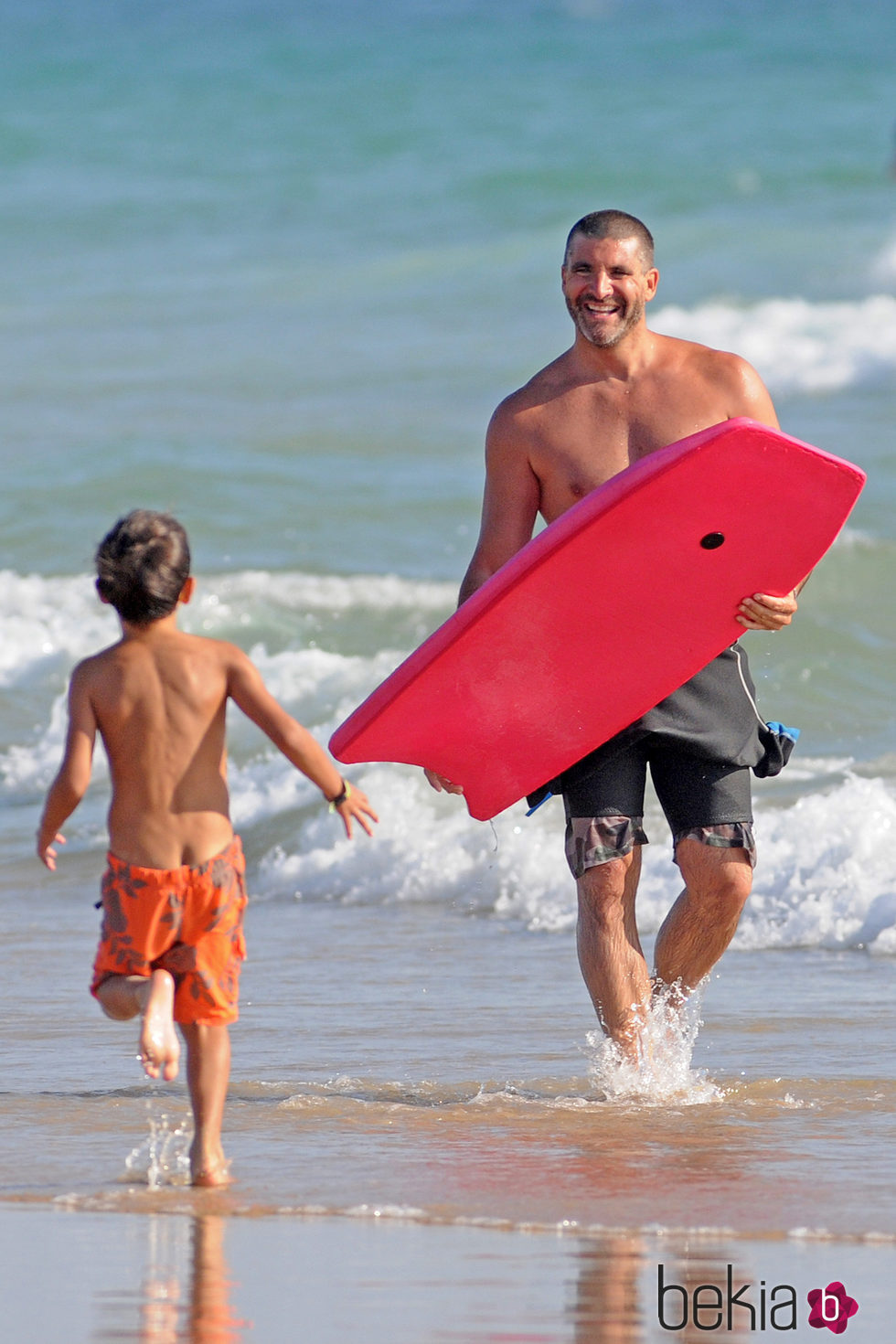 Toño Sanchís a la orilla del mar en las playas de Cádiz