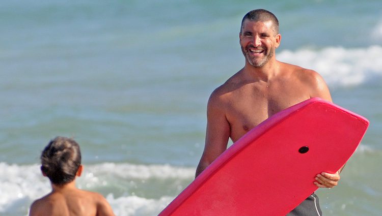 Toño Sanchís a la orilla del mar en las playas de Cádiz