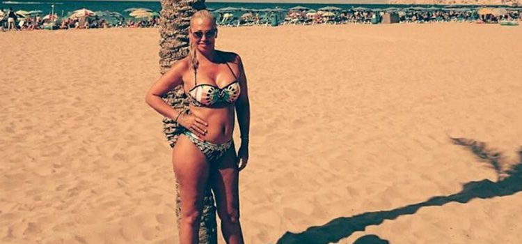 Belén Esteban posa en bikini junto a una palmera en la playa