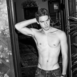 Tyler Clinton con el torso desnudo