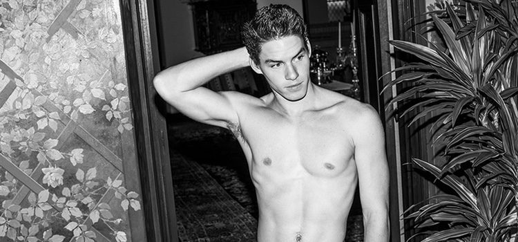 Tyler Clinton con el torso desnudo