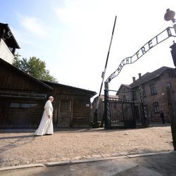 El Papa Francisco accedió en silencio al excampo de exterminio de Auschwitz