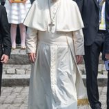 El Papa Francisco con semblante serio paseando por el excampo de concentración de Auschwitz