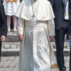 El Papa Francisco con semblante serio paseando por el excampo de concentración de Auschwitz