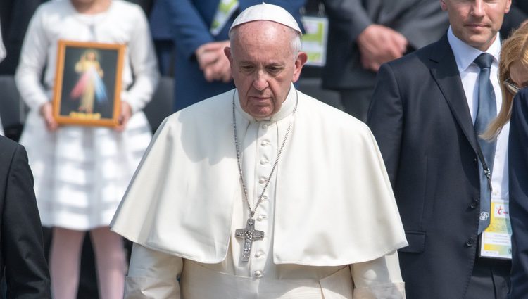 El Papa Francisco con semblante serio paseando por el excampo de concentración de Auschwitz