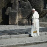 El Papa Francisco delante de unas tumbas de fallecidos en el campo de concentración nazi de Auschwitz