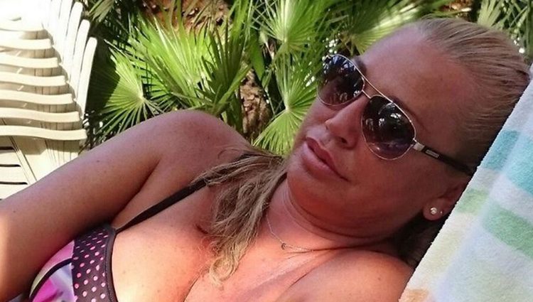 Belén Esteban descansa en bikini durante sus vacaciones en la playa