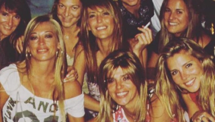 Belén Esteban, Elsa Pataky, Raquel Meroño y Arancha de Benito con unas amigas