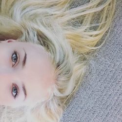 Sophie Turner muestra su nuevo color de pelo