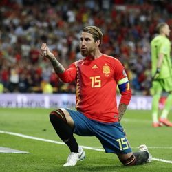 Sergio Ramos 'pidiendo matrimonio' a Pilar Rubio para celebrar un gol