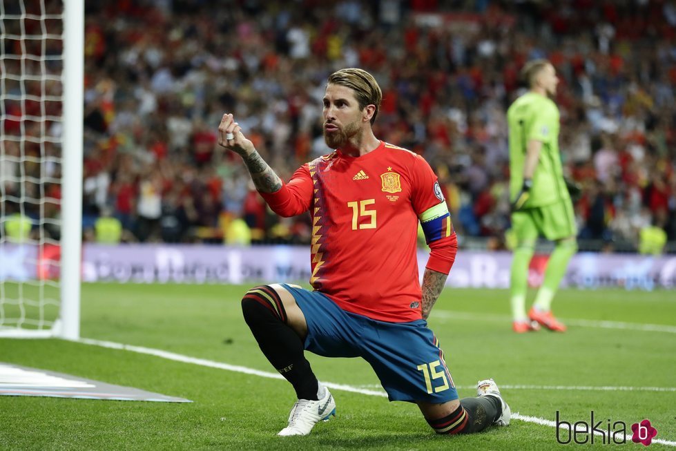 Sergio Ramos 'pidiendo matrimonio' a Pilar Rubio para celebrar un gol