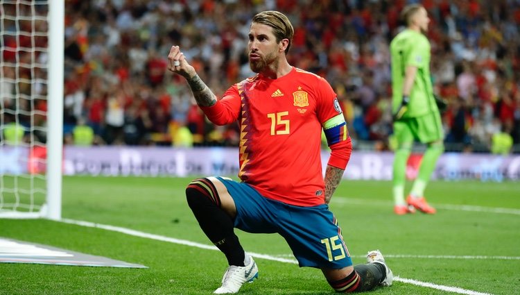 Sergio Ramos 'pidiendo matrimonio' a Pilar Rubio para celebrar un gol