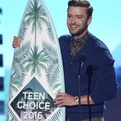 Justin Timberlake recoge su premio en los Teen Choice Awards 2016