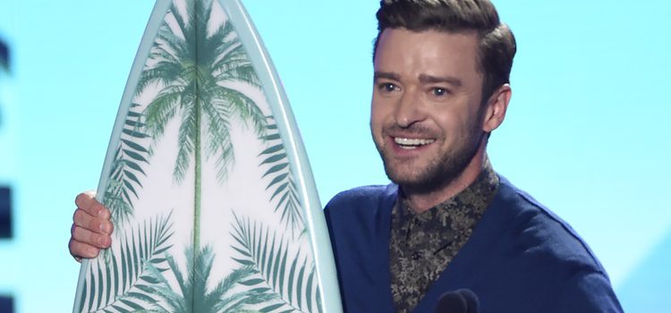 Justin Timberlake recoge su premio en los Teen Choice Awards 2016