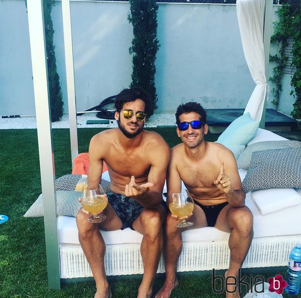 Feliciano López con su amigo de piscineo