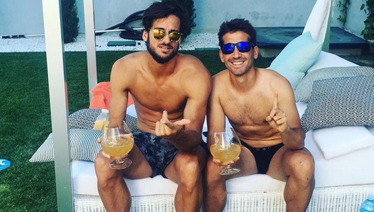 Feliciano López con su amigo de piscineo